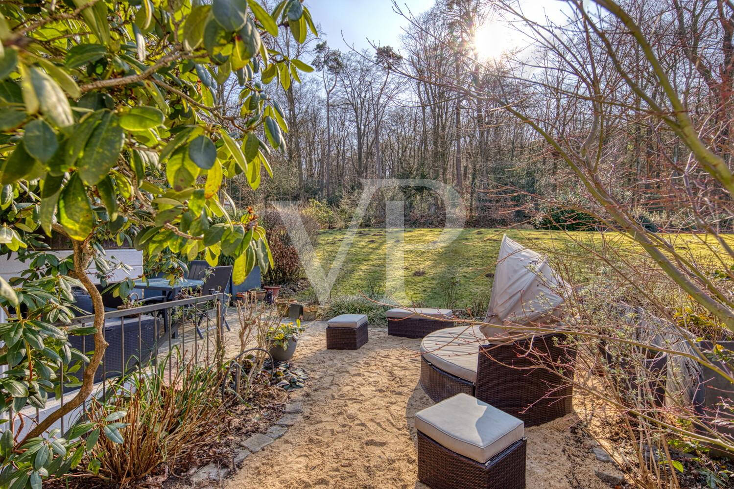 Exklusive Eigentumswohnung - Haus im Haus mit Terrasse, Garten und Kamin