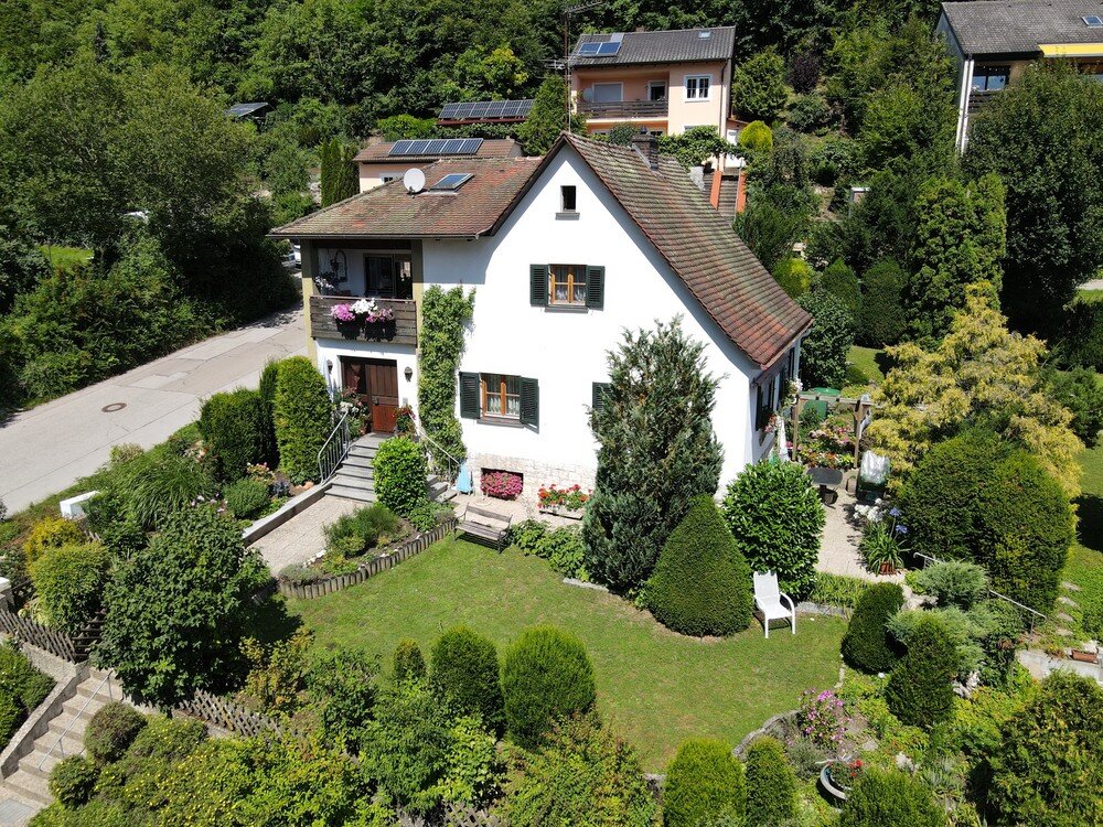 Einfamilienhaus zum Kauf 335.000 € 5 Zimmer 141 m²<br/>Wohnfläche 884 m²<br/>Grundstück Treuchtlingen Treuchtlingen 91757