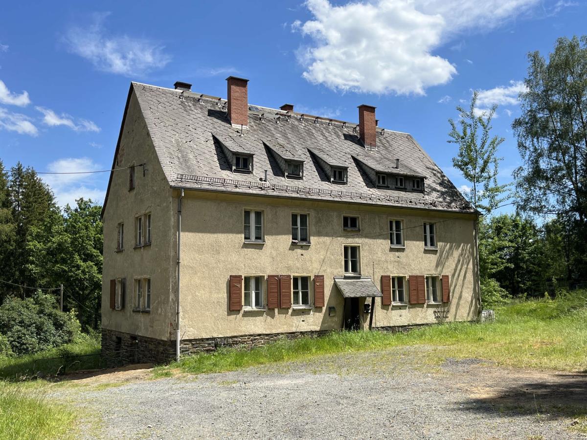 Mehrfamilienhaus zum Kauf 99.000 € 15 Zimmer 323 m²<br/>Wohnfläche 4.000 m²<br/>Grundstück ab sofort<br/>Verfügbarkeit Adorf Adorf 08626