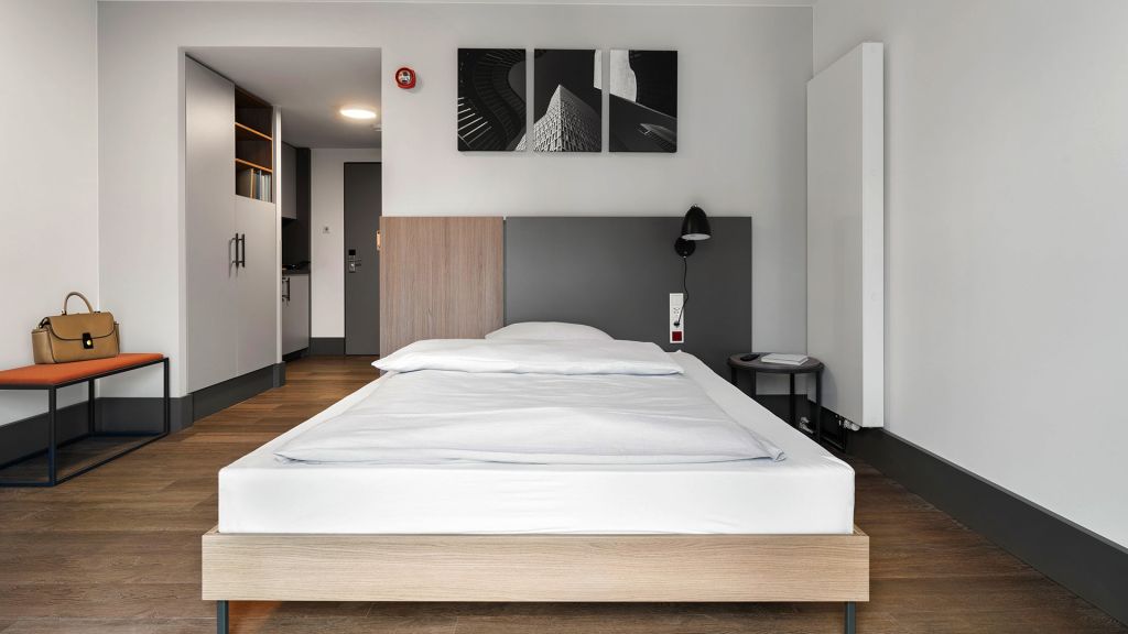 Wohnung zur Miete Wohnen auf Zeit 2.375 € 1 Zimmer 32 m²<br/>Wohnfläche 20.11.2024<br/>Verfügbarkeit Borsigallee Seckbach Frankfurt am Main 60388