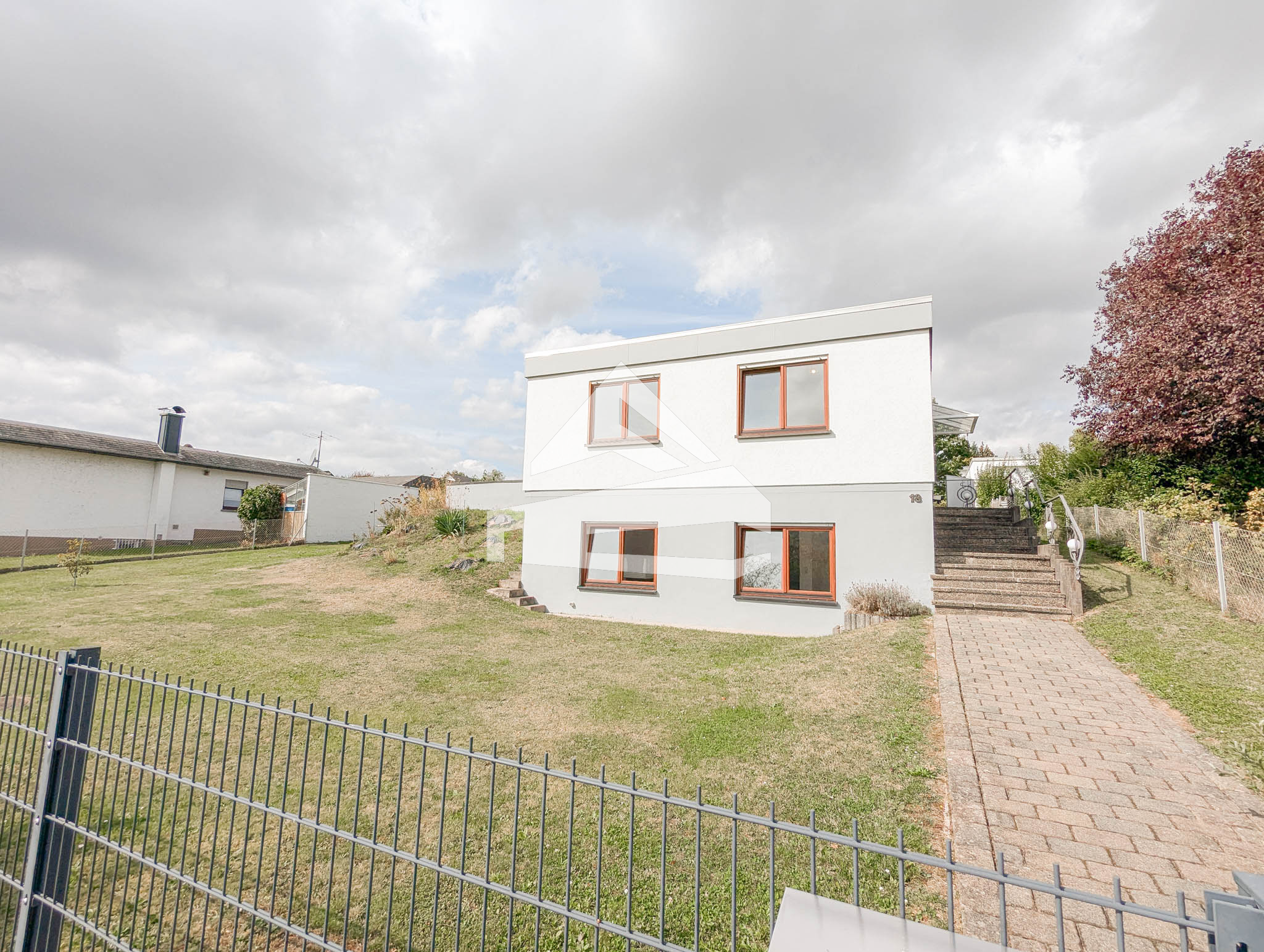 freistehendes Einfamilienhaus mit großem Garten & atemberaubenden Ausblick