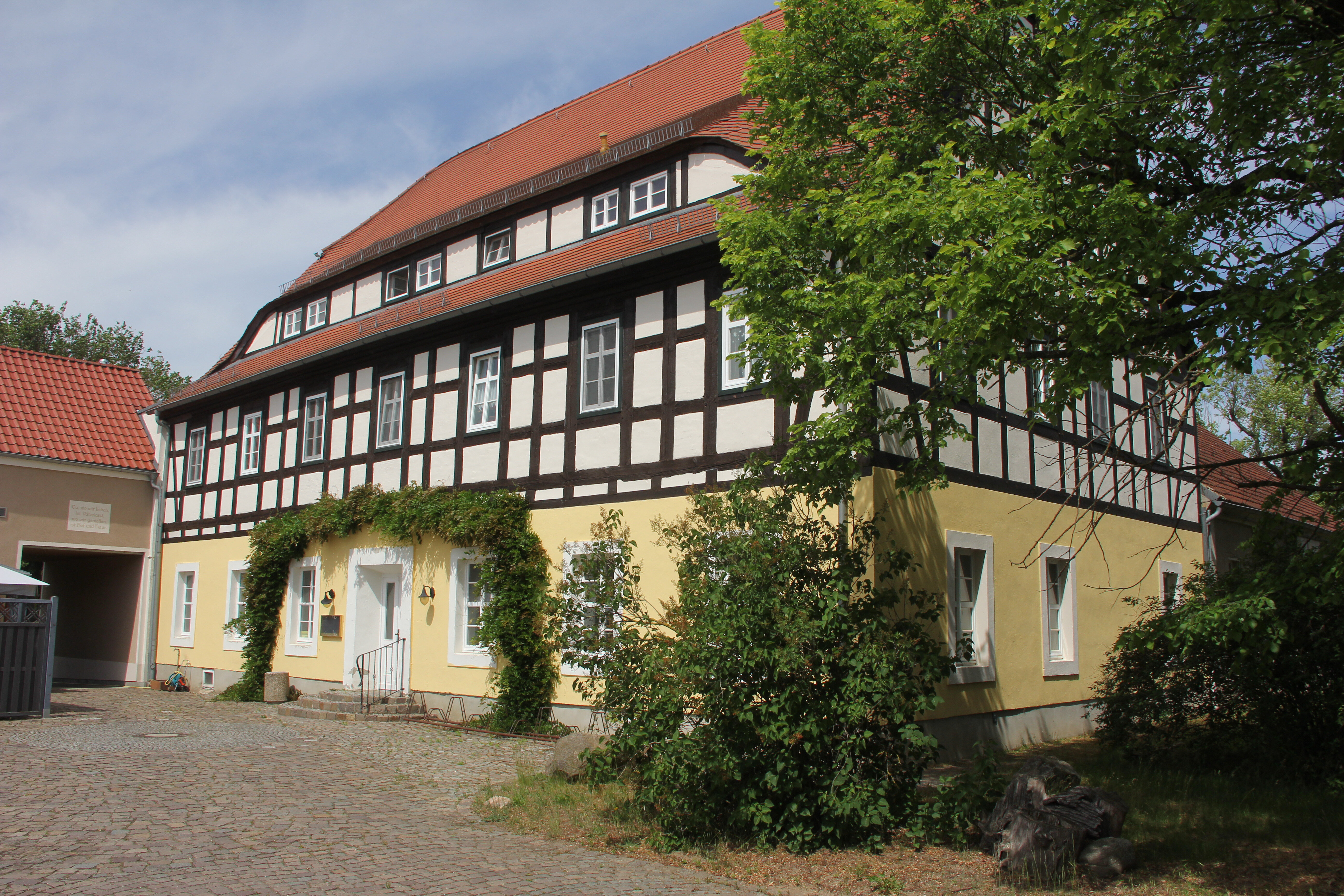 Mehrfamilienhaus zum Kauf 330.000 € 15 Zimmer 3.620 m²<br/>Grundstück Ernst-Thälmann-Straße Beckwitz Torgau 04861