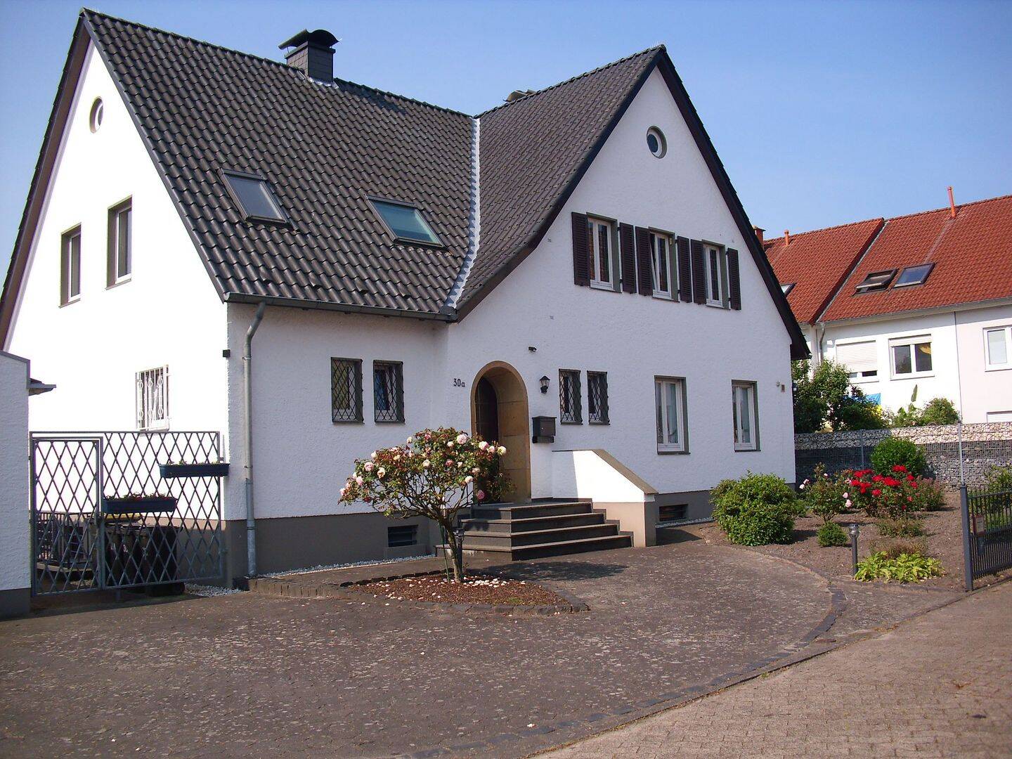 Solides und gepflegtes Einfamilienhaus auf großem Grundstück mit positiven Vorbescheid für 2 EFH's und Garagen