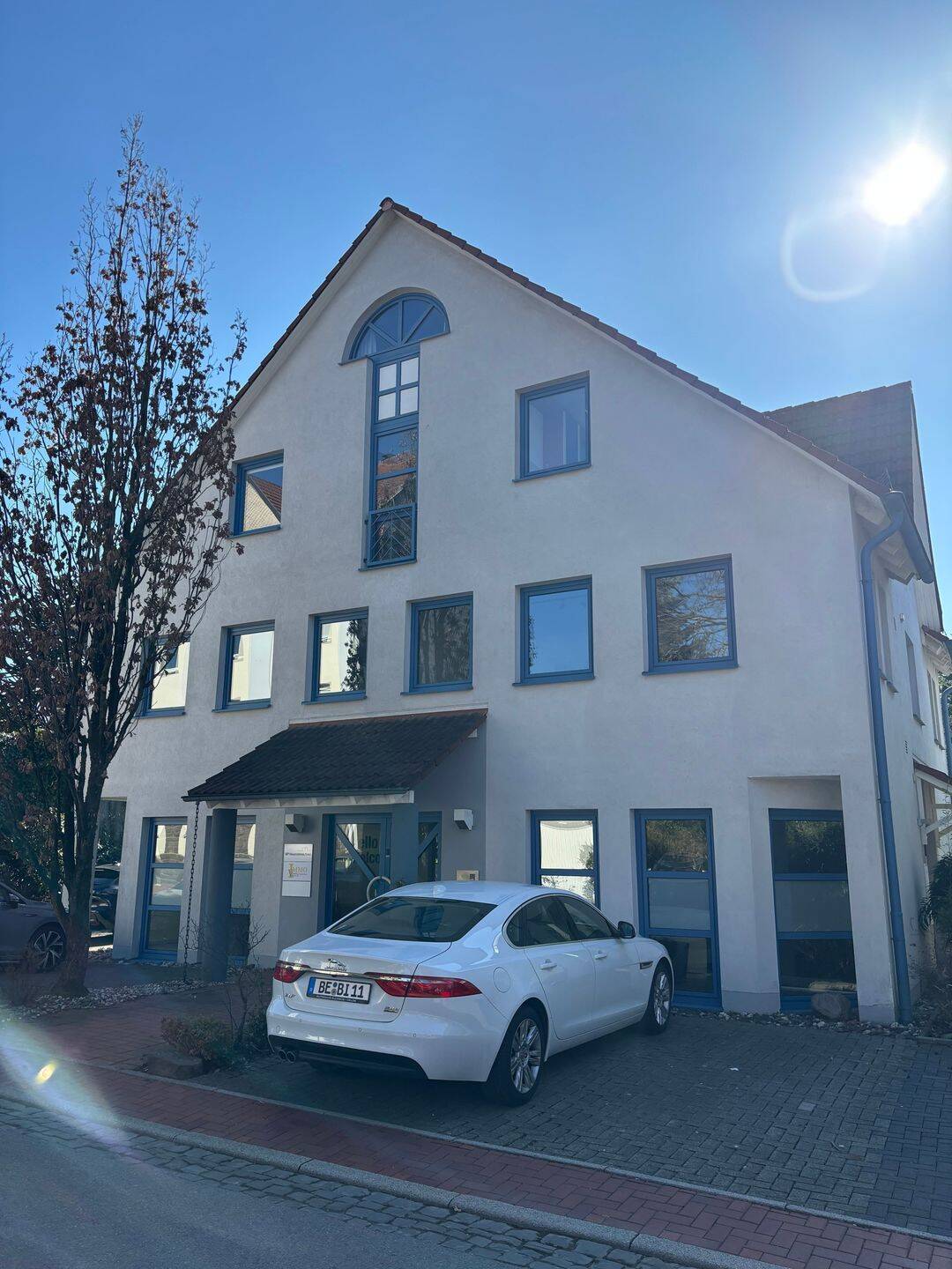 attraktive vier Zimmerwohnung, Balkon, EBK, 2 Stellplätzen