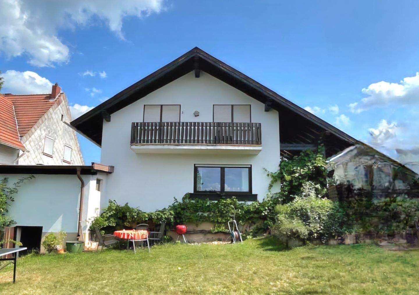 Homburg! Freistehendes, Komforthaus mit Balkonen, teilüberdachter Terrasse, Garten und Garage, in Homburg