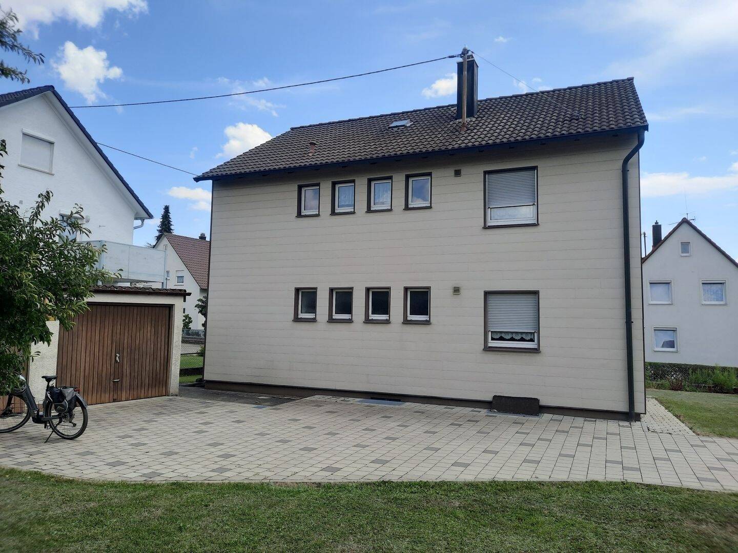 Immobilie in Dornstadt - Charmantes Zweifamilienhaus mit Doppelgarage und gepflegtem Grundstück - Bild 3