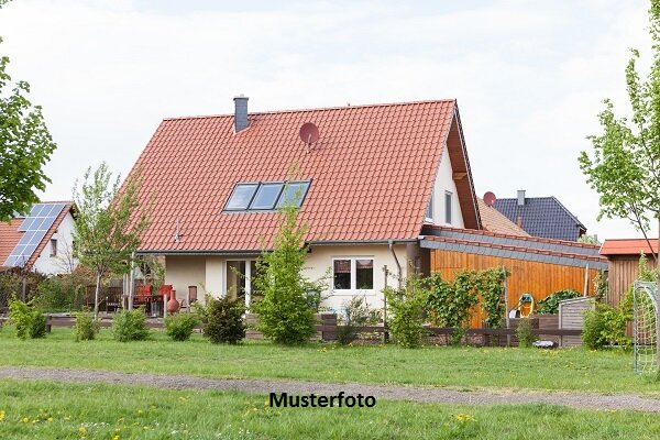 Einfamilienhaus zum Kauf Zwangsversteigerung 151.000 € 8 Zimmer 190 m²<br/>Wohnfläche 440 m²<br/>Grundstück Bad Meinberg Horn 32805