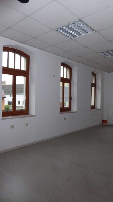 Wohnung zur Miete 450 € 4 Zimmer 90 m² 1. Geschoss frei ab sofort Auma Auma-Weidatal 07955