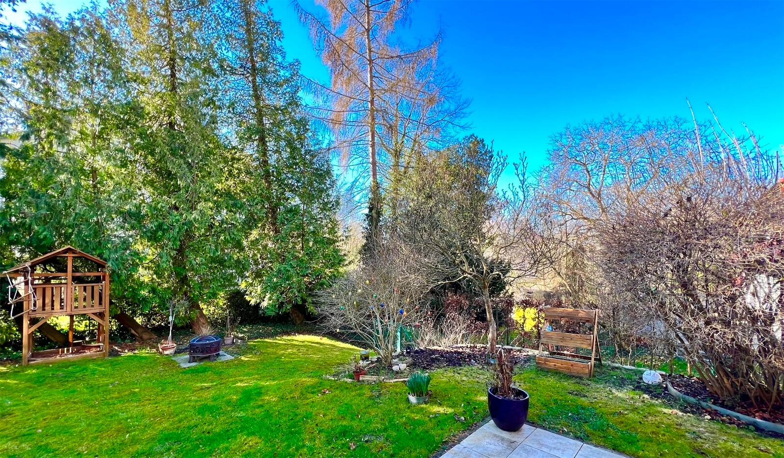 EXKLUSIVE DACH-TERRASSEN-VILLA mit 360 ° Weitblick -350 Meter zum Wasser