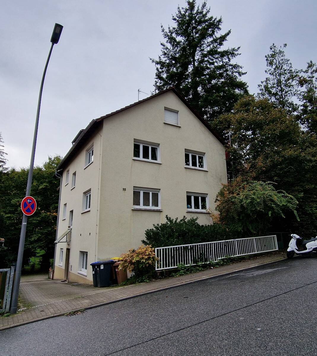 Solides Vierfamilienhaus mit angrenzendem Baugrundstück