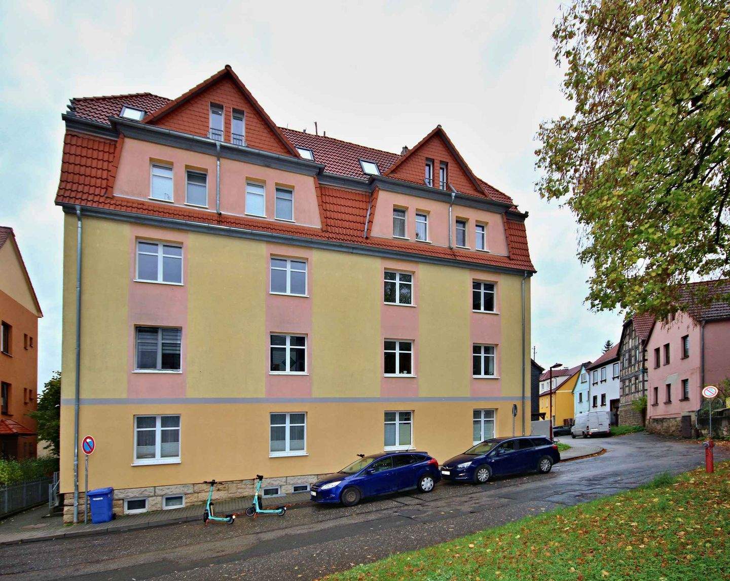 Offen geschnittene 2-Zimmer-Wohnung mit Balkon im ruhigen Lichtenhain