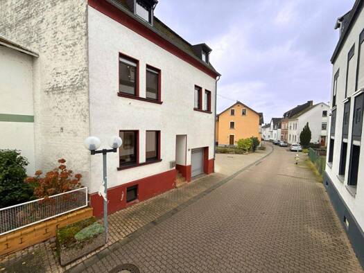 Einfamilienhaus zum Kauf 275.000 € 8 Zimmer 180 m² 144 m² Grundstück Heimbach-Weis Neuwied 56566