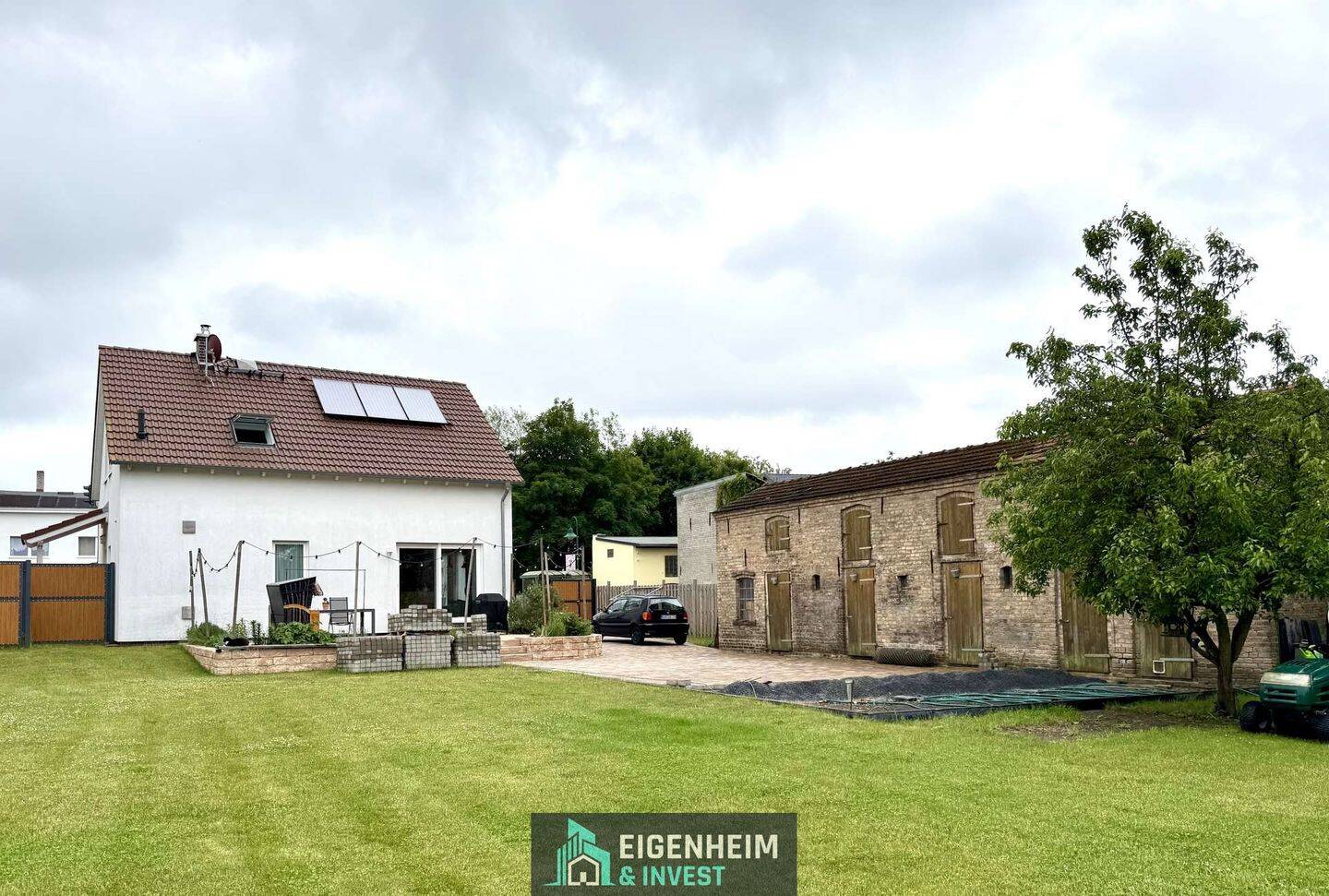Wohnen im Grünen: Einfamilienhaus mit erweitertem Nebengelass und Naturblick