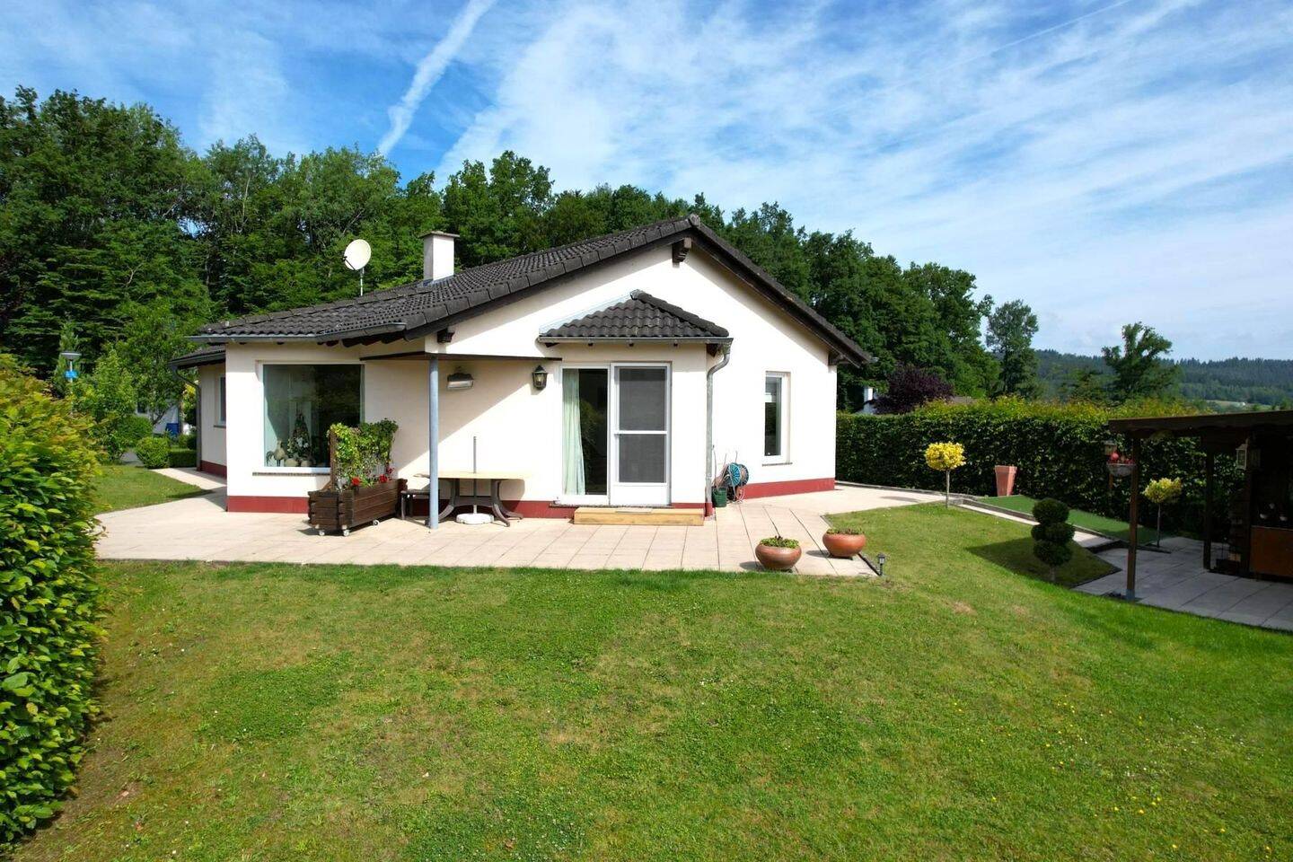 Moderner, ruhig gelegener und perfekt unterhaltener Ferienbungalow auf schönem Grundstück in Gerolstein-Hinterhausen