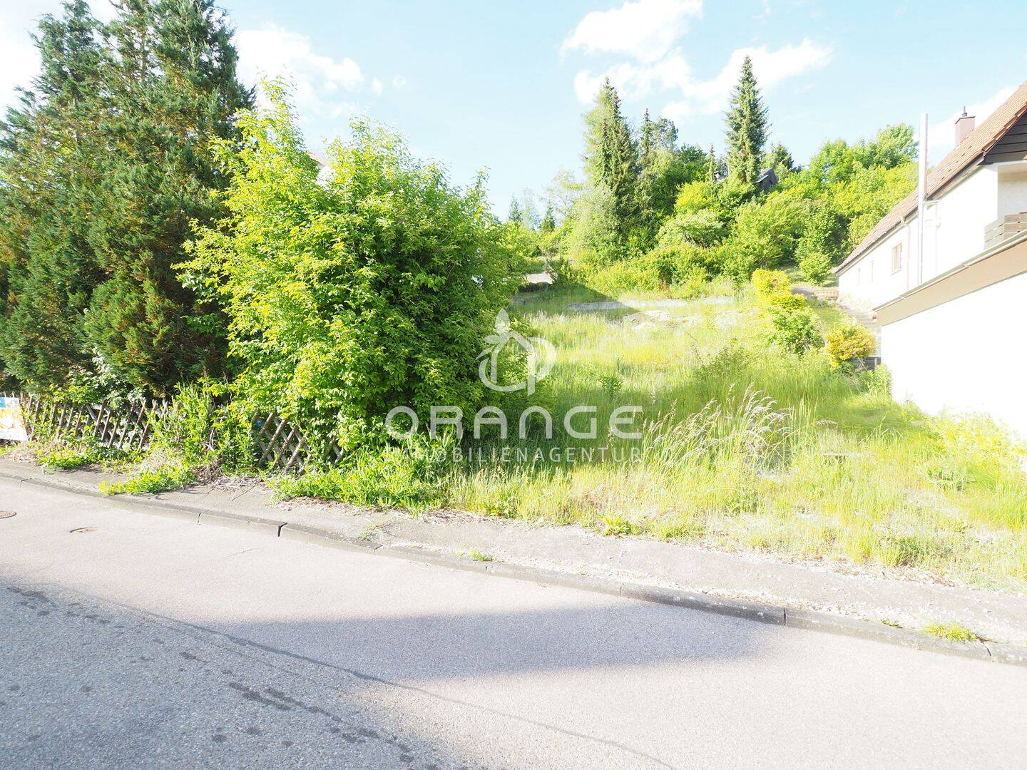 *** Bauplatz mit Baugenehmigung für ein Mehrfamilienhaus 
                 mit drei Wohneinheiten i