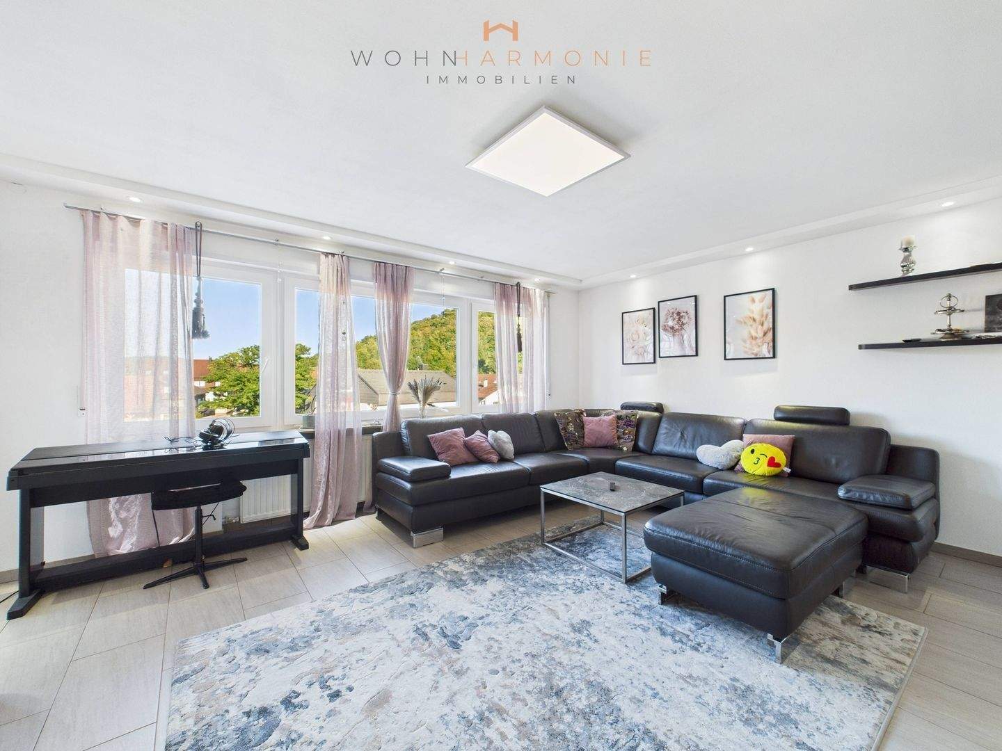 Immobilie in Wiernsheim - Großzügiges Einfamilienhaus mit Garten, Balkon und separater Wohnung - Bild 1