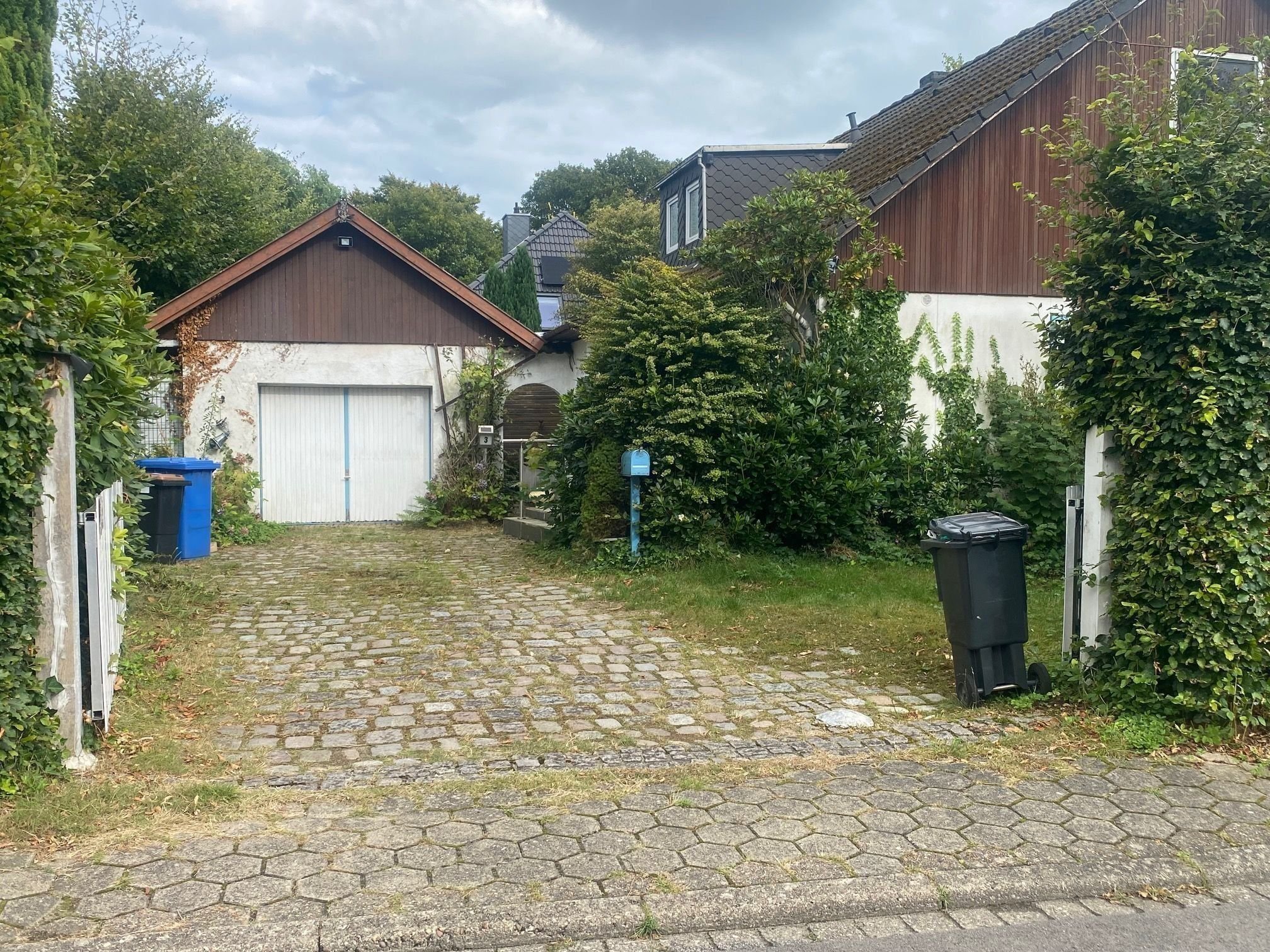 Großes Einfamilienhaus mit Vollkeller, Garage und privatem Grundstück in bester Lage von Seevetal-Hittfeld.