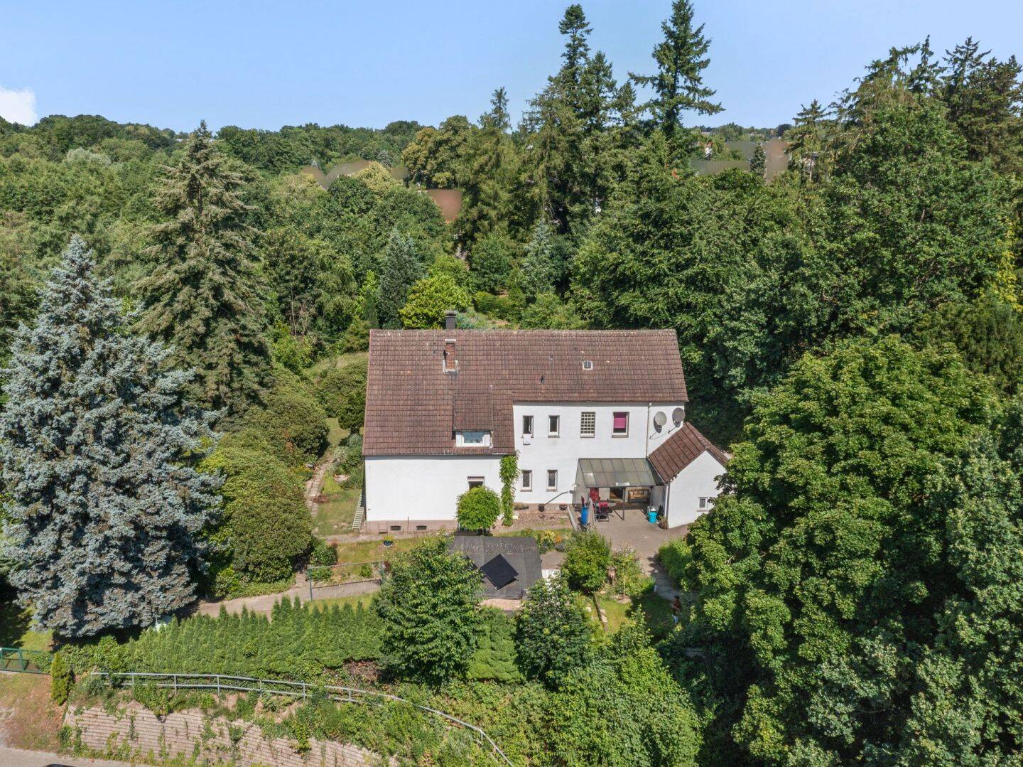 Vielseitig nutzbares Zweifamilienhaus mit großzügigem Grundstück in Bielefeld