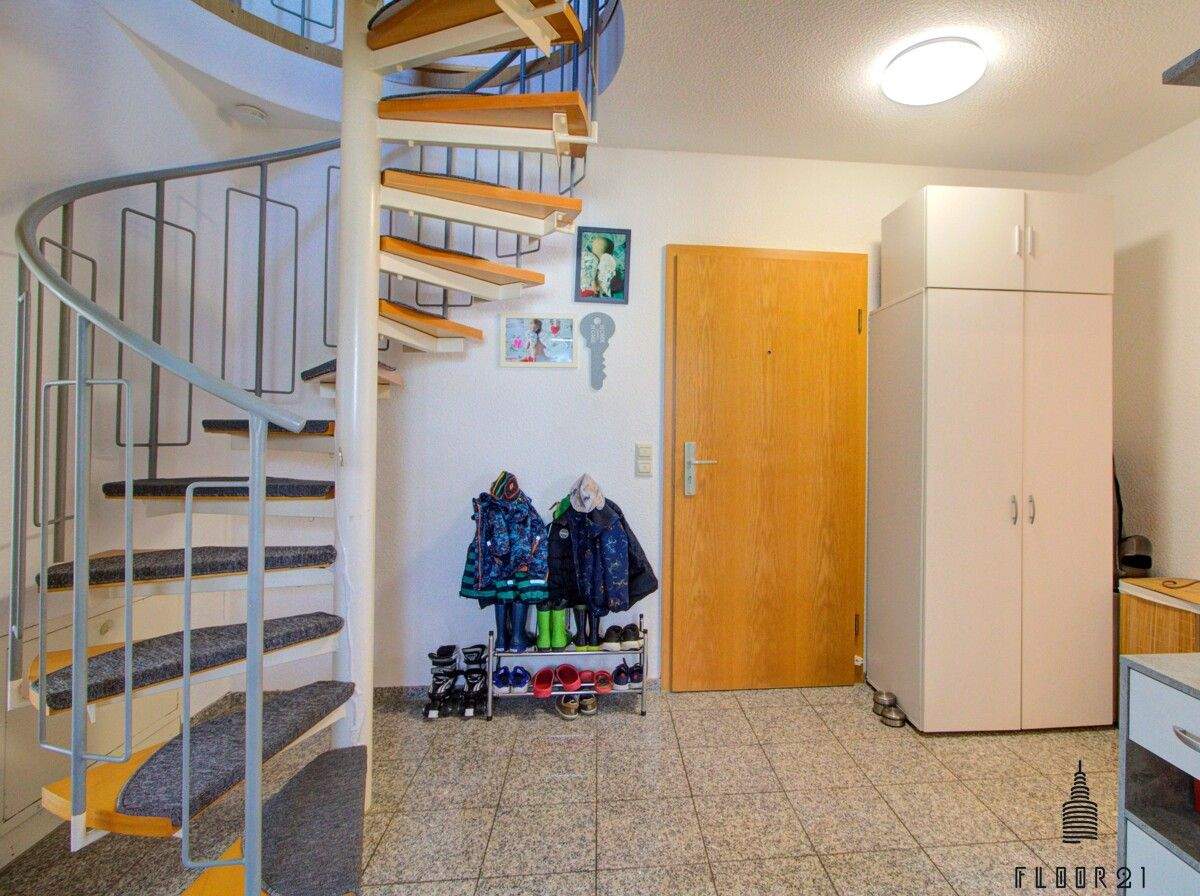 Immobilie in Heroldstatt - Charmante Maisonette-Dachgeschosswohnung mit Balkon und Garage in ruhiger Lage von Heroldstatt - Bild 2