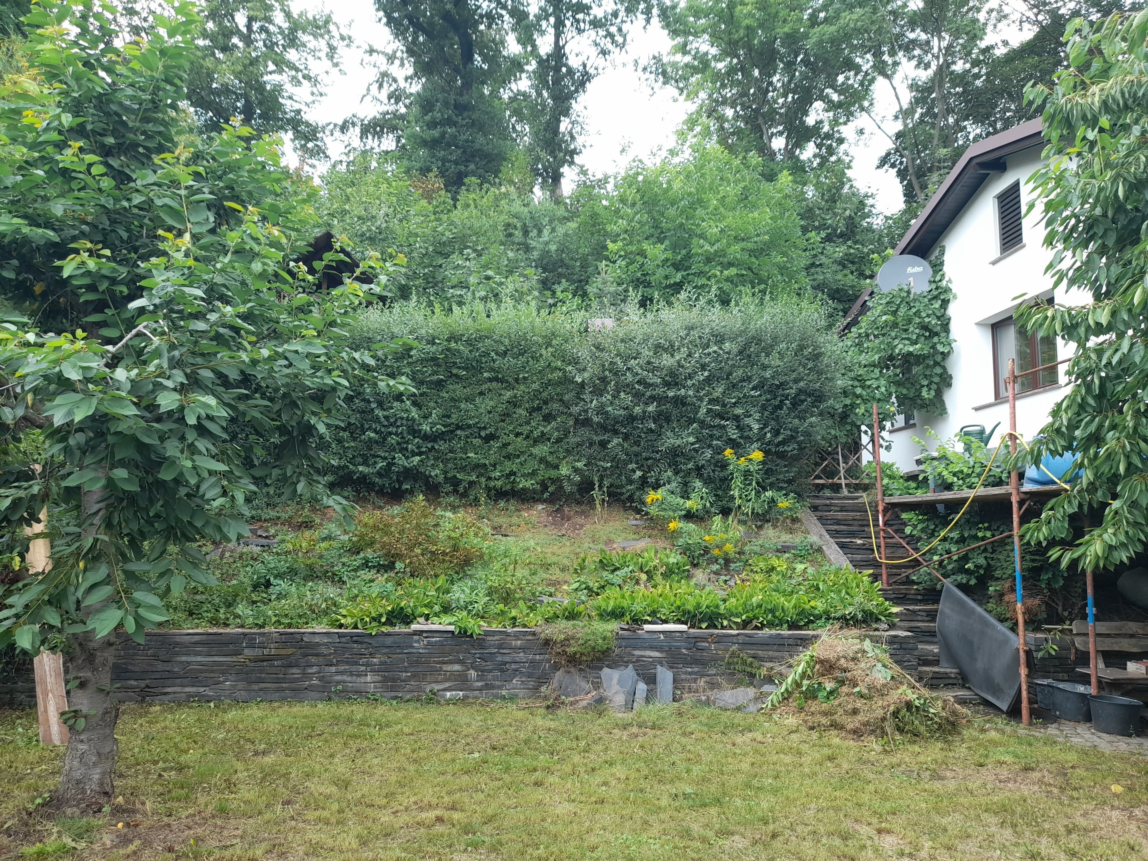 Einfamilienhaus in ruhiger Lage, wohnen auf einer Ebene, vollunterkellert, guten Grundriss und 2 Garagen zu verkaufen.