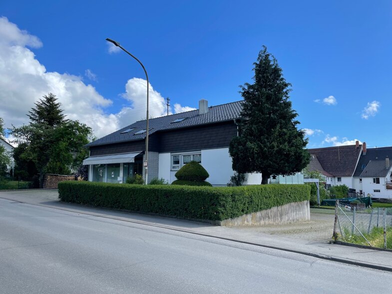 Wohn- und Geschäftshaus zum Kauf als Kapitalanlage geeignet 585.000 € 6 Zimmer 272 m² 780 m² Grundstück Neuhausen Neuhausen ob Eck 78579