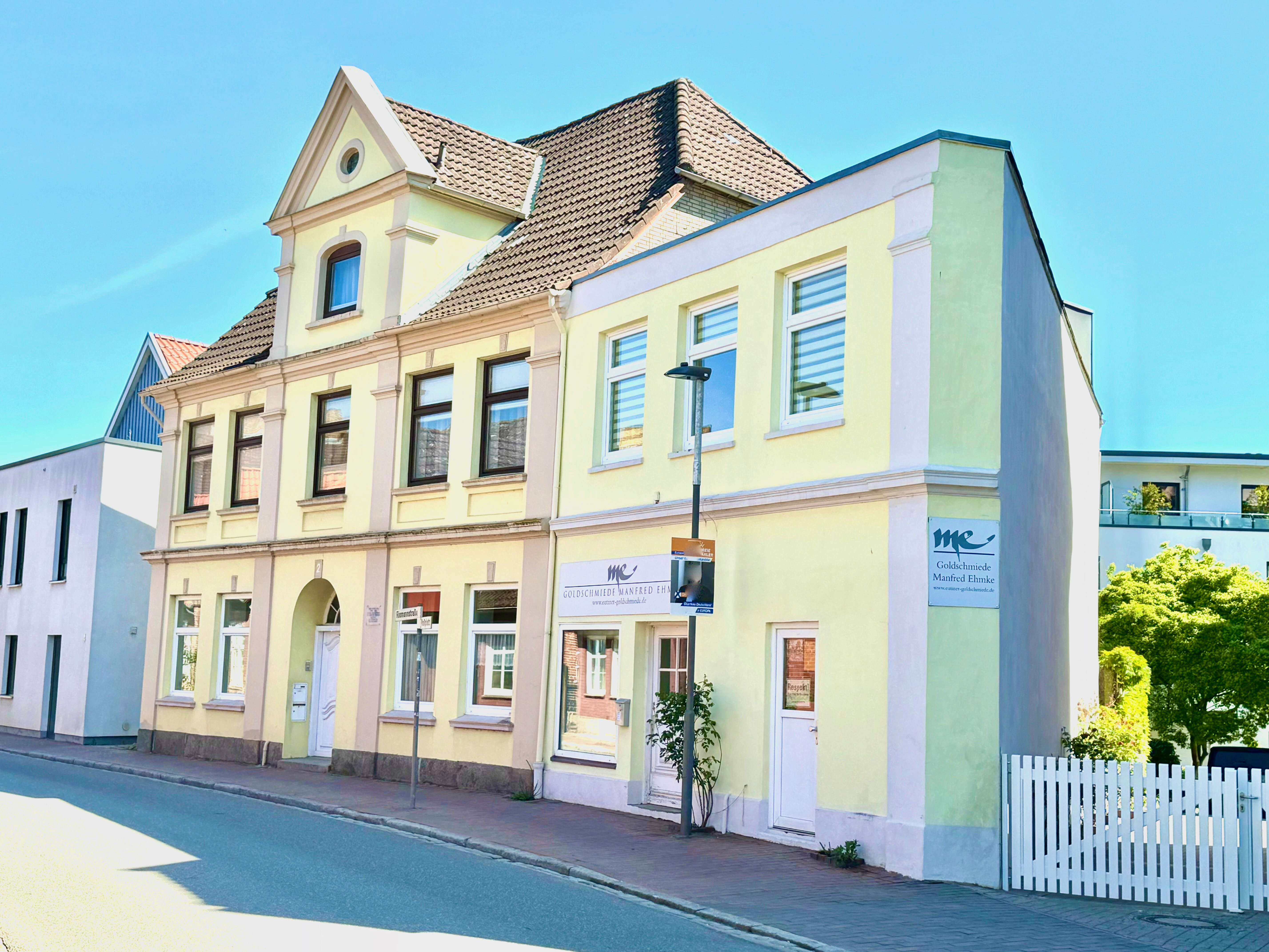 Mehrfamilienhaus zum Kauf 300.000 € 12 Zimmer 263 m²<br/>Wohnfläche 425 m²<br/>Grundstück Eutin 23701