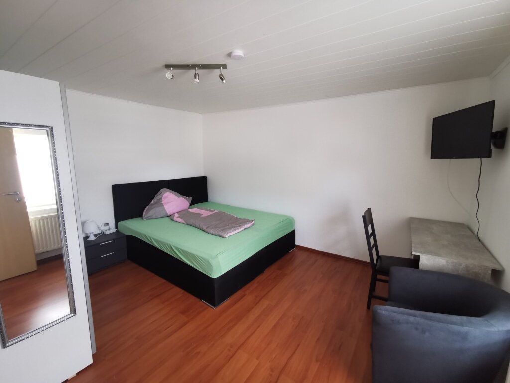 Wohnung zur Miete Wohnen auf Zeit 1.100 € 2 Zimmer 28 m²<br/>Wohnfläche 01.01.2025<br/>Verfügbarkeit Enggasse Porz Köln 51143