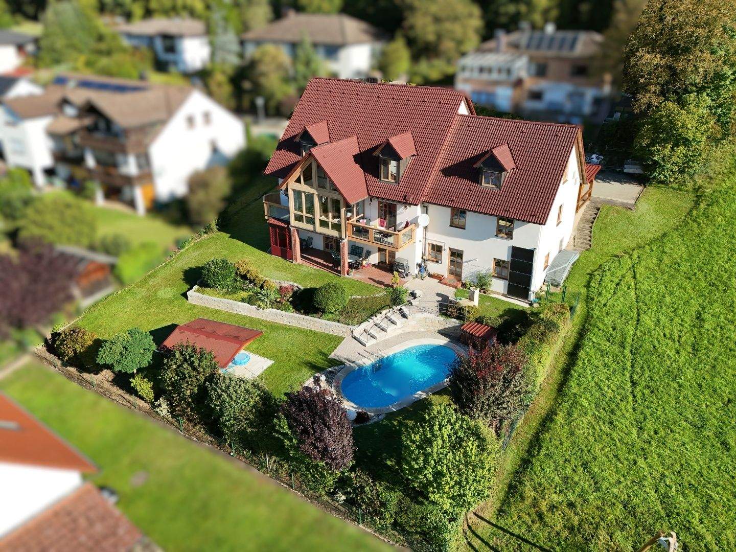 Immobilie in Pappenheim - Wohlfühlen auf allen Ebenen: großzügiges Haus mit Pool, Sauna, Einliegeroption und Gartenparadies - Bild 1