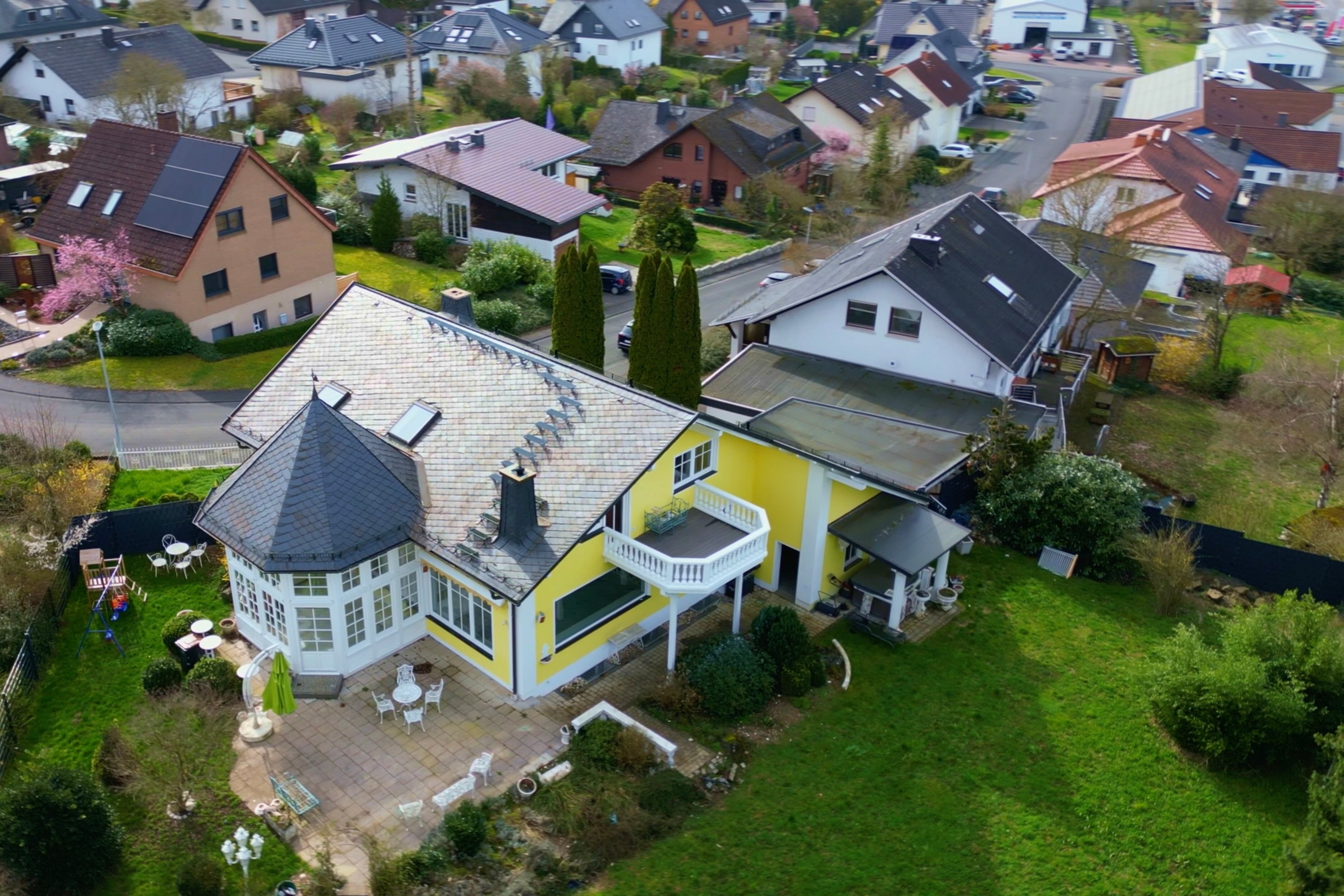 Einfamilienhaus zum Kauf provisionsfrei 699.500 € 9 Zimmer 212,5 m²<br/>Wohnfläche 1.423 m²<br/>Grundstück ab sofort<br/>Verfügbarkeit Erda Hohenahr 35644