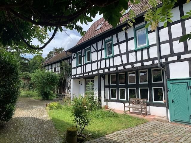 Einfamilienhaus zum Kauf 2.250.000 € 9 Zimmer 250 m²<br/>Wohnfläche 1.102 m²<br/>Grundstück Sarceller Str. 8 Hattersheim Hattersheim 65795