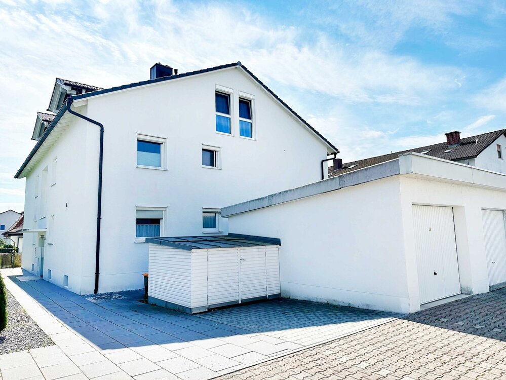 Neuwertige 3,5 Zimmer DG-Wohnung mit Einbauküche und großem Balkon!