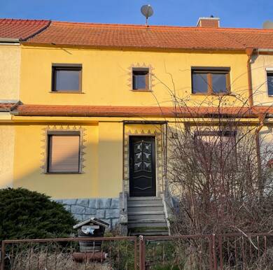 Reihenmittelhaus zum Kauf 70.000 € 4 Zimmer 84 m² 640 m² Grundstück frei ab sofort Gröba Riesa 01591