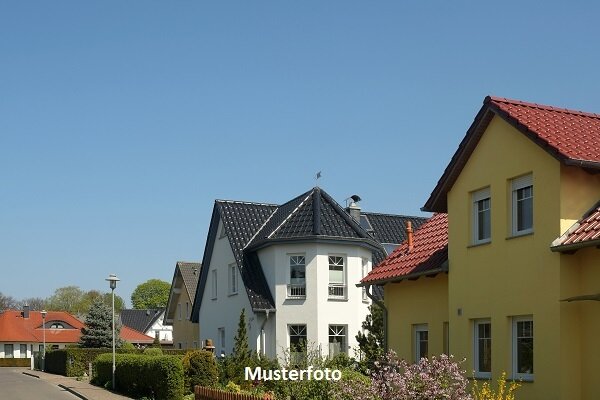 Einfamilienhaus zum Kauf Zwangsversteigerung 95.000 € 5 Zimmer 117 m²<br/>Wohnfläche 600 m²<br/>Grundstück Arzberg Arzberg 95659