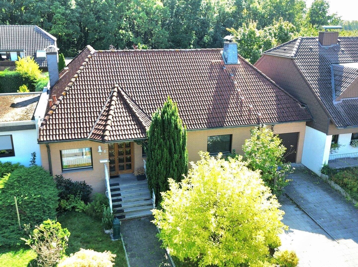 Exklusiver, großer Walmdachbungalow mit herrlichem Garten, großer Terrasse & Garage in ruhiger Lage!