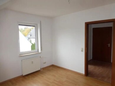 Wohnung zur Miete 300 € 2 Zimmer 56,3 m² 2. Geschoss frei ab sofort Hartensteiner Straße 39 Lichtenstein Lichtenstein 09350