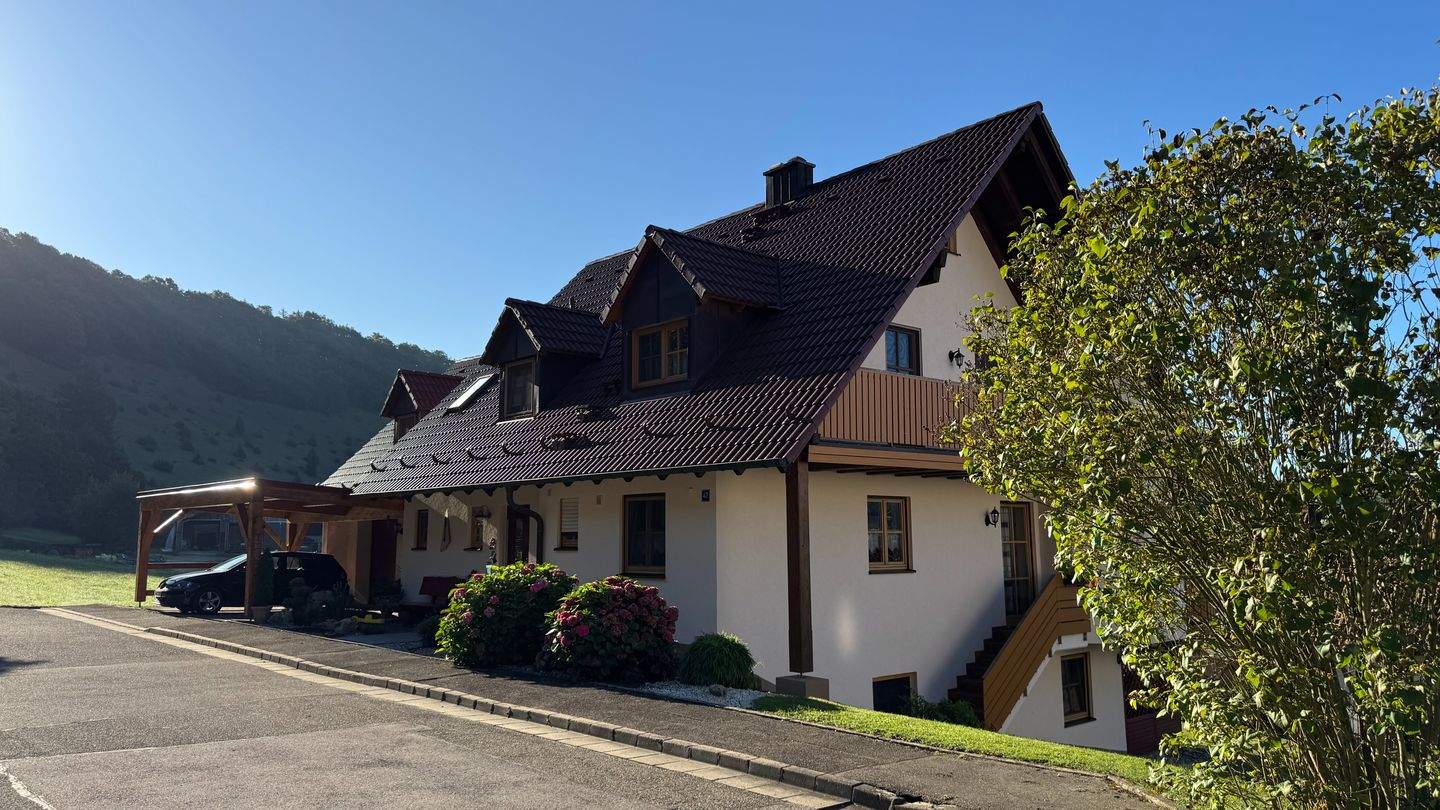 Immobilie in Pappenheim - Wohlfühlen auf allen Ebenen: großzügiges Haus mit Pool, Sauna, Einliegeroption und Gartenparadies - Bild 3