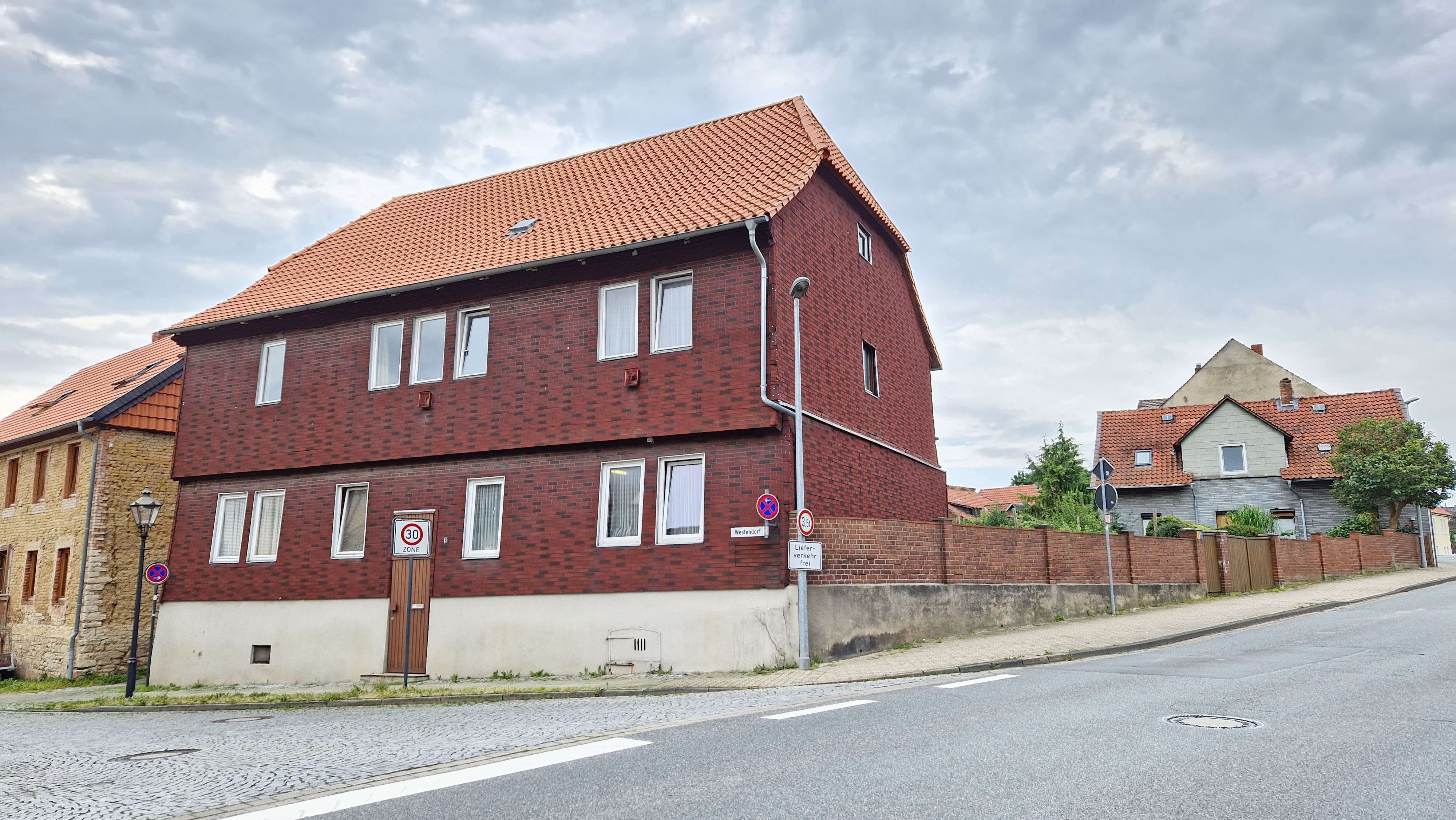 Mehrfamilienhaus zum Kauf 69.000 € 8 Zimmer 251 m²<br/>Wohnfläche 612 m²<br/>Grundstück Schöningen Schöningen 38364