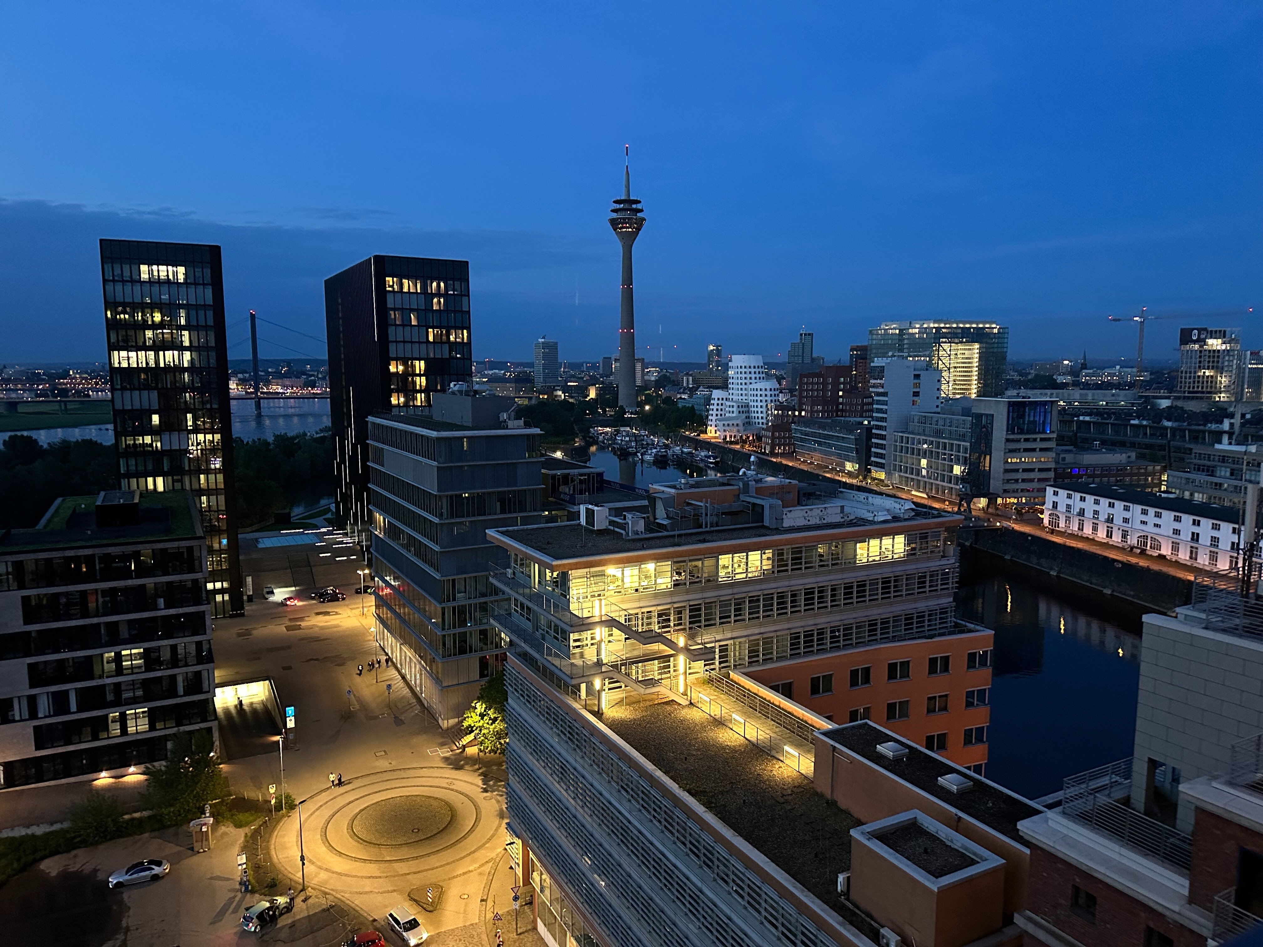 Apartment zur Miete 2.150 € 3 Zimmer 72 m²<br/>Wohnfläche Ab sofort<br/>Verfügbarkeit Hafen Düsseldorf 40221