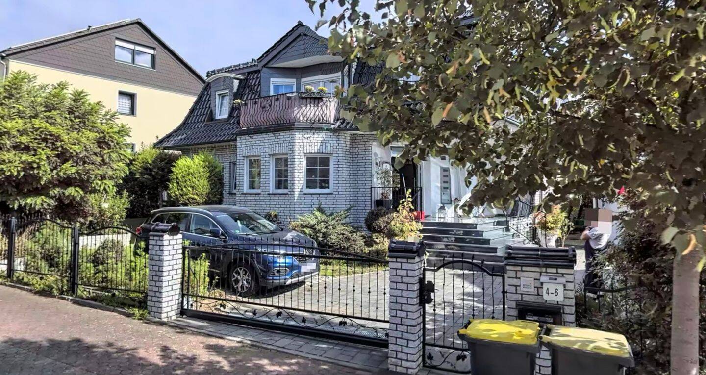 Zweifamilienhaus mit Doppelgarage und Pkw-Stellplatz in Kerpen