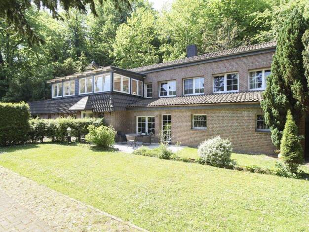 Mehrfamilienhaus zum Kauf provisionsfrei als Kapitalanlage geeignet 549.000 € 12 Zimmer 588 m² 2.238,1 m² Grundstück Bodenwerder 37619