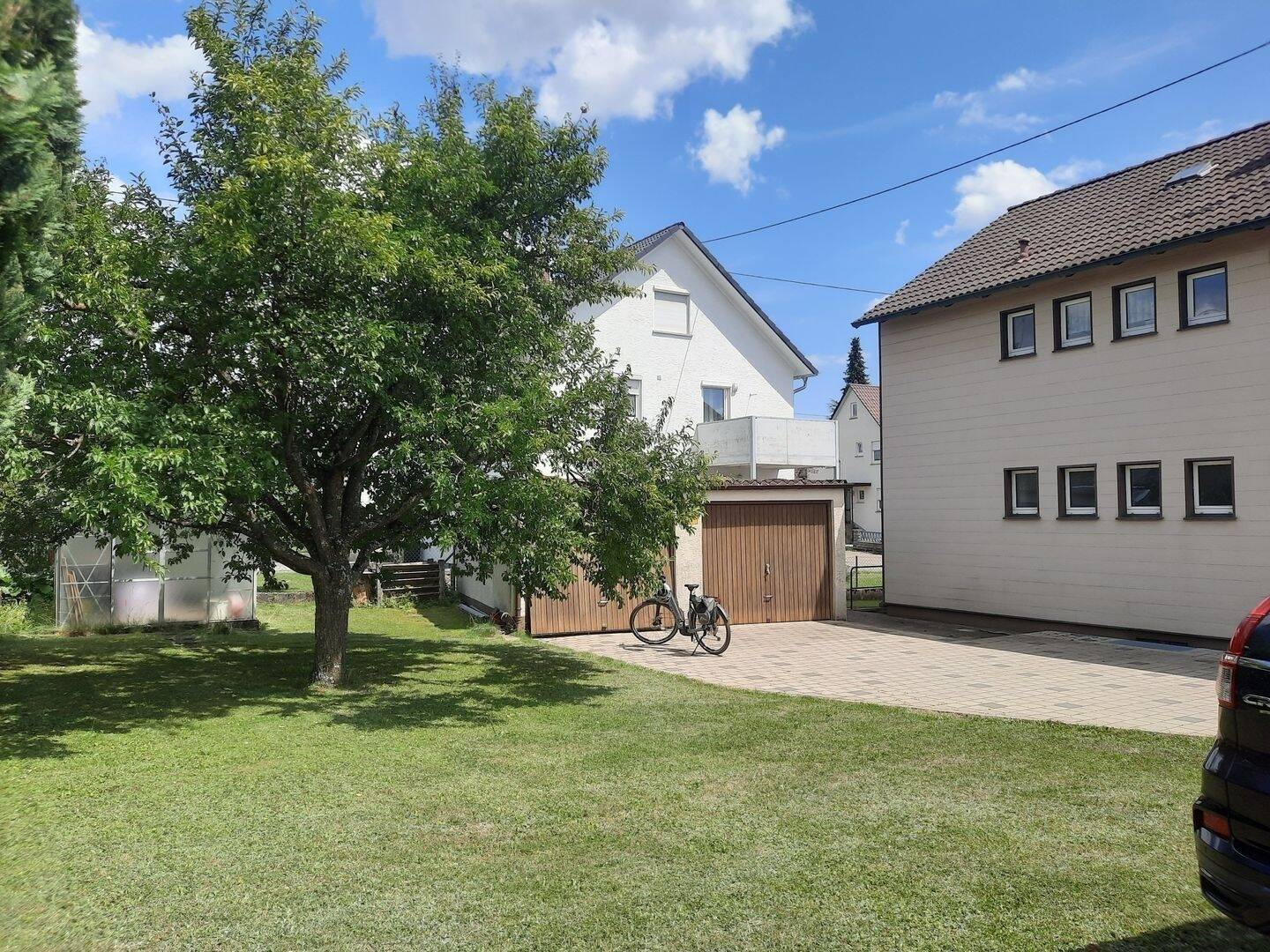 Immobilie in Dornstadt - Charmantes Zweifamilienhaus mit Doppelgarage und gepflegtem Grundstück - Bild 1