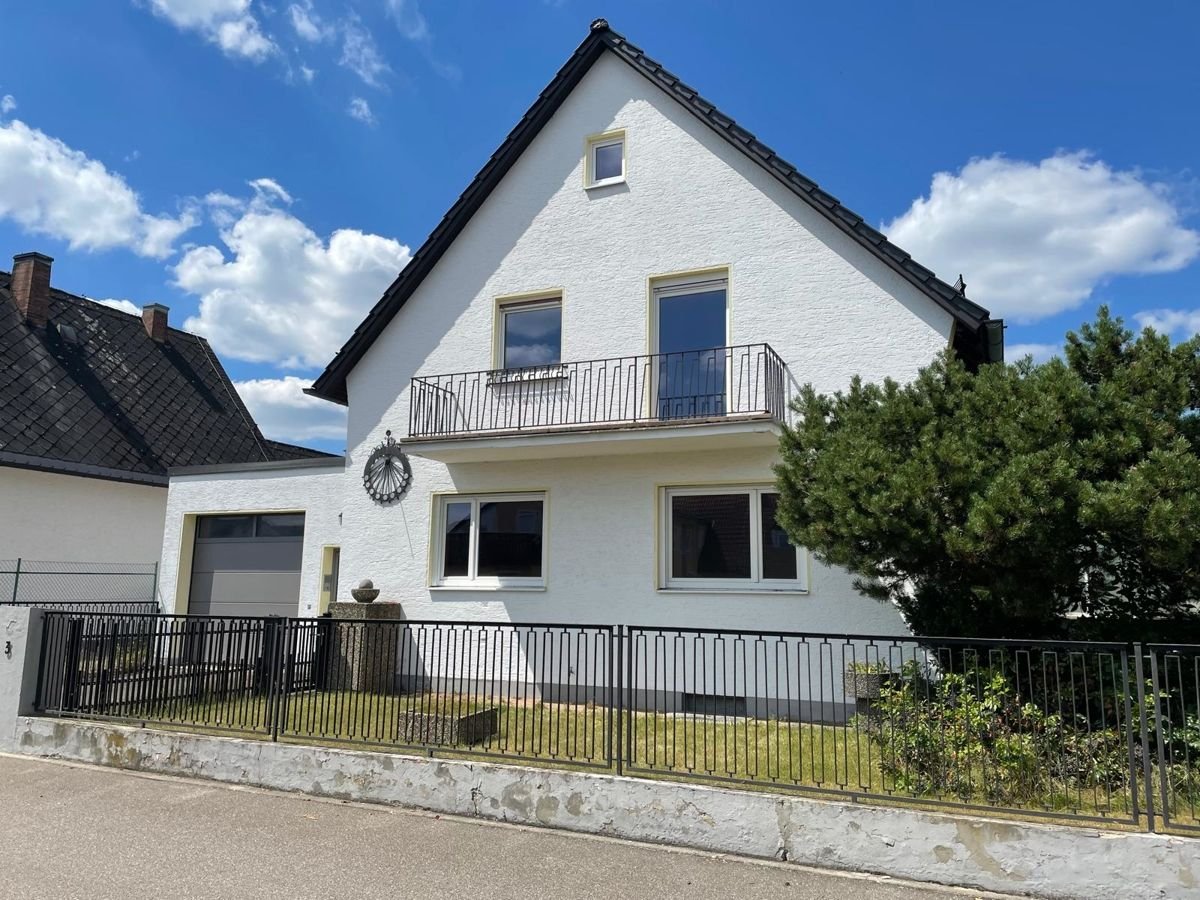 Mehrfamilienhaus zum Kauf 270.000 € 8 Zimmer 140 m²<br/>Wohnfläche 408 m²<br/>Grundstück Hammerweg Weiden 92637