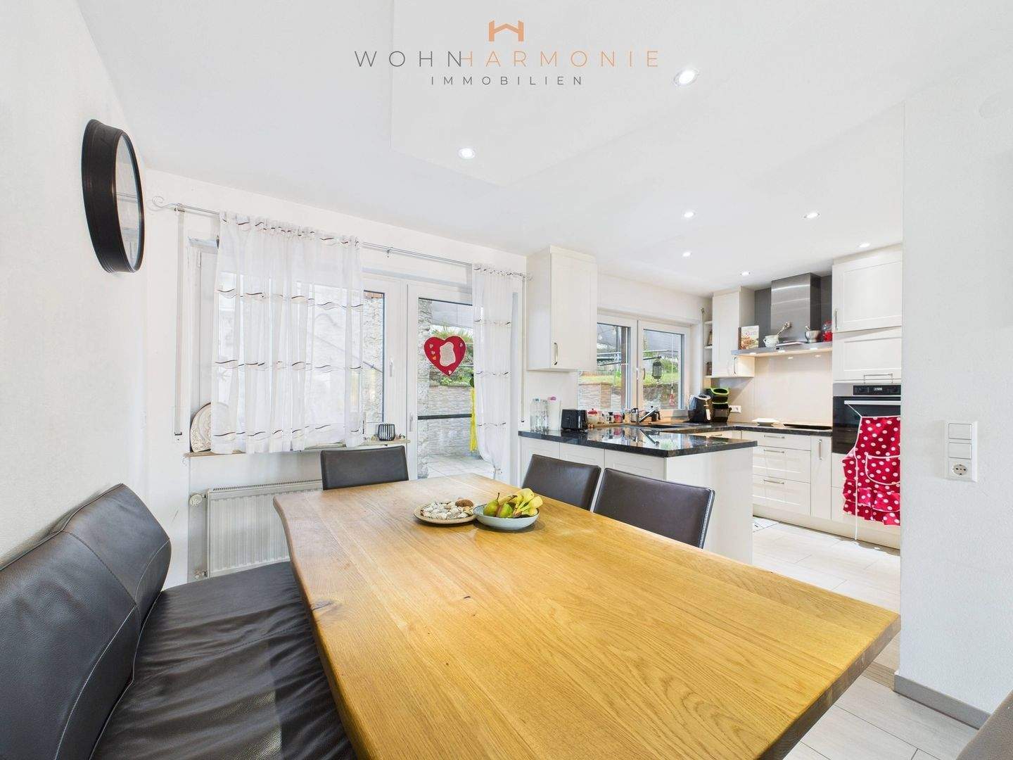 Immobilie in Wiernsheim - Großzügiges Einfamilienhaus mit Garten, Balkon und separater Wohnung - Bild 3