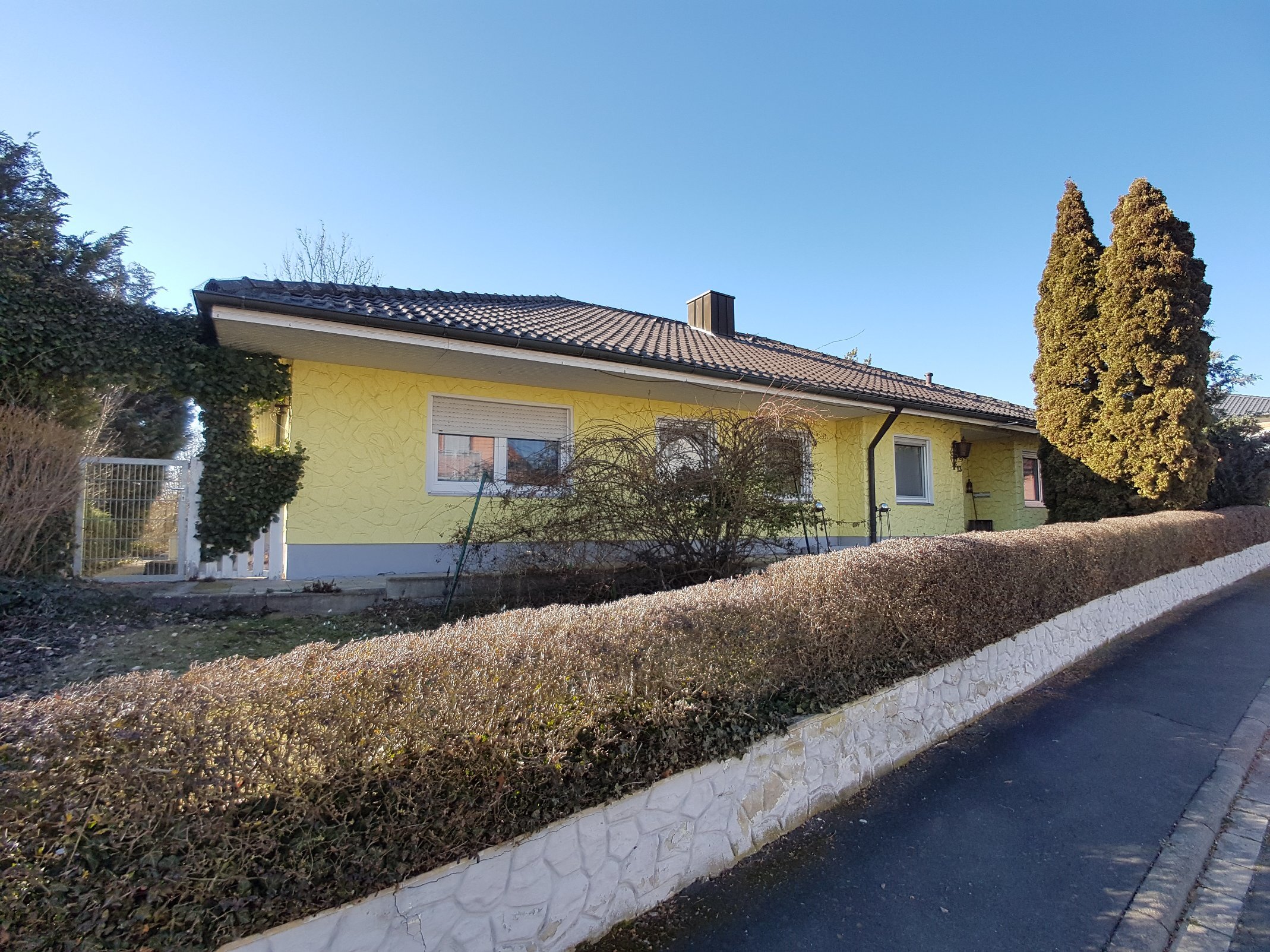 Einfamilienhaus zum Kauf 450.000 € 7 Zimmer 190 m²<br/>Wohnfläche 1.476 m²<br/>Grundstück Stadelschwarzach Prichsenstadt 97357