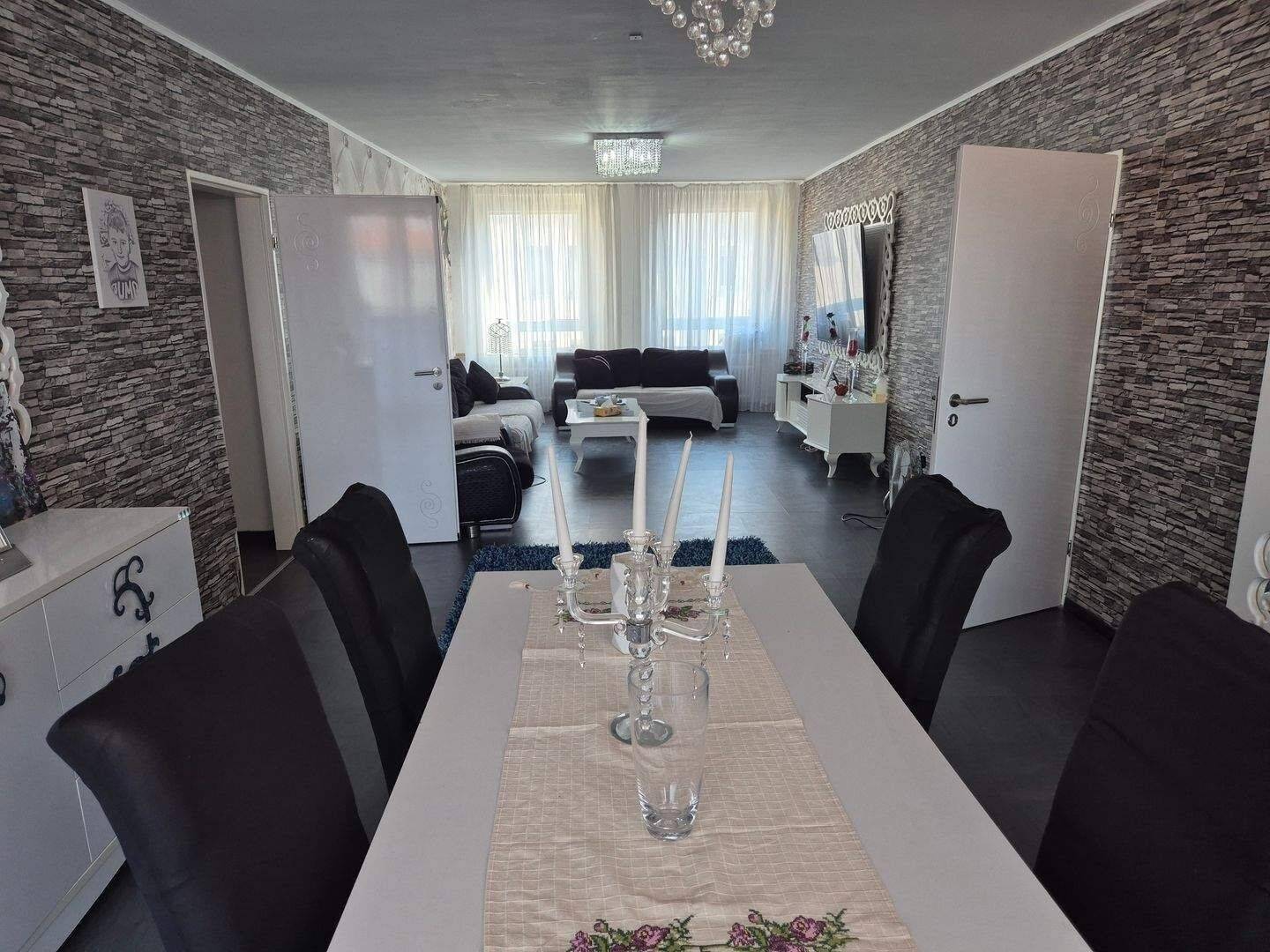 Nürnberg Steinbühl: 6-Zimmer Eigentumswohnung zum Selbstbezug mit Einbauküche, 3 Balkone, Bad, 2 WCs, HWR und Aufzug