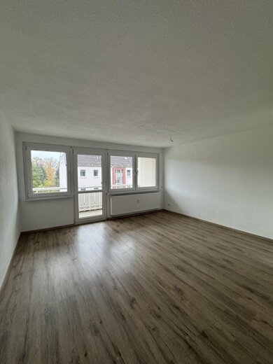 Wohnung zur Miete 525 € 4 Zimmer 90 m² 2. Geschoss frei ab sofort Hof Naundorf 04769