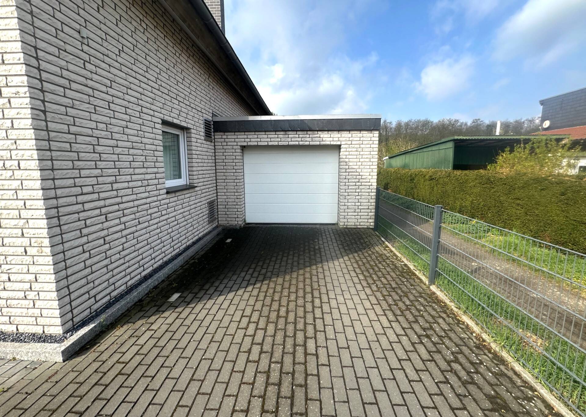 Einfamilienhaus mit Garage und Pkw-Stellplatz in Dortmund