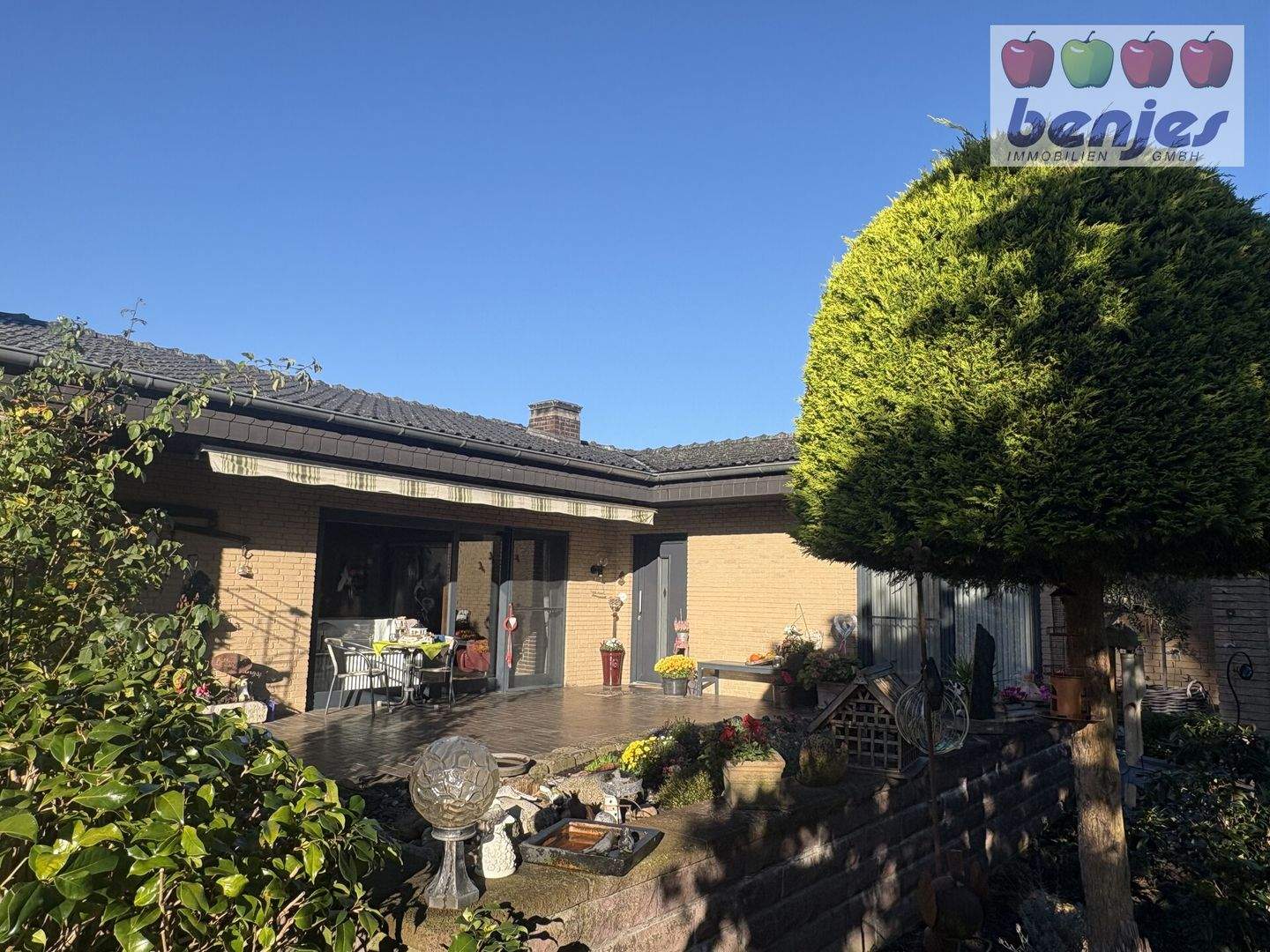 Harmonisch eingebunden ins Hofensemble: Stilvoller Bungalow inmitten von Wiesen und Feldern!