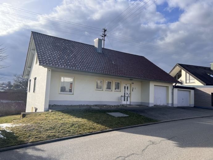 Einfamilienhaus zum Kauf 310.000 € 8,5 Zimmer 172 m²<br/>Wohnfläche 1.028 m²<br/>Grundstück ab sofort<br/>Verfügbarkeit Am Bergle Böttingen 78583