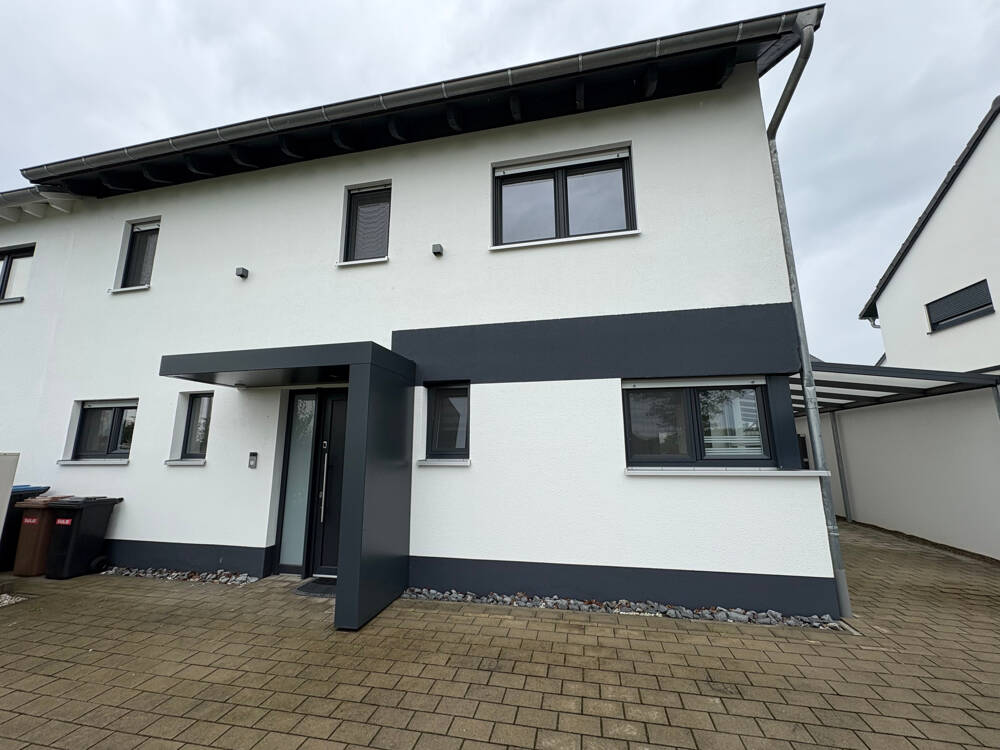 Sofort beziehbares, top ausgestattetes, einseitig angebautes Einfamilienhaus mit Terrasse u. Carport